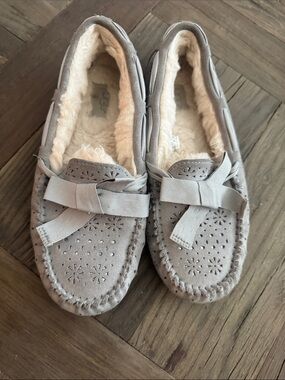 UGG Dakota Sunshine Perf Moccasins Seal Gray Women’s 7 Sheepskin Loafers